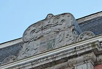 Schweifgiebel mit Wappen