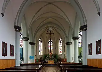 Innenraum mit Blick auf den Hauptaltar im Chor