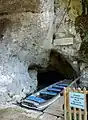 Mit einem Boot lässt sich die Wimsener Höhle ein Stück befahren.