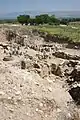 Stelen und Opfertische aus der mittelkanaantiischen Periode; Hintergrund: Chulaebene und Berg Hermon