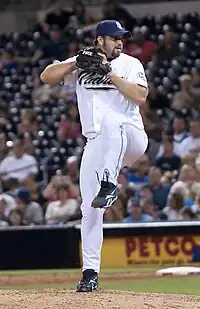 Bell beim Pitch im Trikot der Padres
