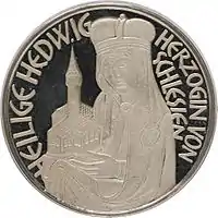 Vorderseite der silbernen Hedwigsmedaille:Bild der heiligen Hedwig mit Herzoginnenkrone und Kirchenmodell;Aufschrift: „Heilige Hedwig – Herzogin von Schlesien“