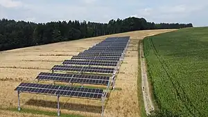 Luftbild der Anlage (2022). Unter der Anlage ist Weizen angebaut.