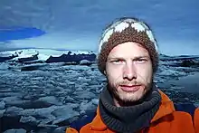 Heiko Gärtner vor einem vereisten Meer aus Island