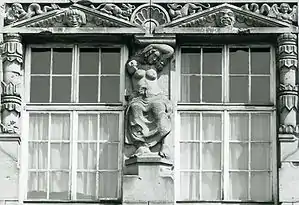 Halbsäule mit Dekor
