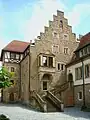 Das Staffelgiebelhaus wurde unter Beibehaltung der historischen Sandsteinmauern wiederaufgebaut