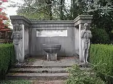 Jugendstil-Grabmal des Frauenarztes Gutbrod mit Marmor-Relief