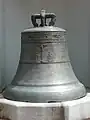 Alte Glocke am Fuss des Kirchturms 2013