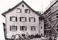 Das alte Pfarrhaus (links) und das neue Pfarrhaus (rechts) 1972