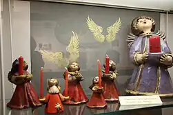 Singende Engel in einer Vitrine
