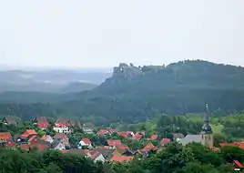 Blick vom Ziegenberg ostsüdostwärts über Heimburg hinweg zum Regenstein