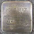 Heinz Weidt vor dem Winterhuder Weg 49
