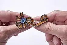 Autorenschmuck-Brosche in Form einer Blume