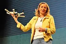 Helen Greiner hält eine Drohne, 2015