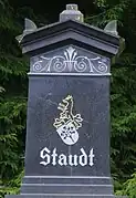 Detail der Grabstätte mit Wappen