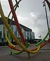 Vor der Halle steht das Kunstwerk Sfär (deutsch Kugel) vom Künstler Lars Englund (Mai 2013)