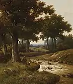 Bewaldete Flusslandschaft  mit Häusern im Hintergrund
