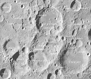 Cuvier (rechts unten) und Umgebung (LROC-WAC)