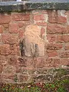 Spolie vom Kloster, eingelassen in die Friedhofsmauer