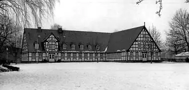 Ehemaliges Hermann-Göring-Heim Melle (Foto 1979) mit winkelförmigem Grundriss, zweigeschossigem Dacherker, Gauben, Fensterband sowie Giebelgliederung