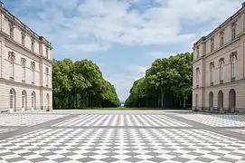 Auffahrtsallee vom Ehrenhof