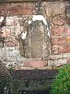 Spolie vom Kloster, eingelassen in die Friedhofsmauer