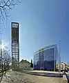Große Objekte führen trotz Weitwinkelobjektiven meistens zu Stürzenden Linien (Herz-Jesu-Kirche mit Glockenturm in München)