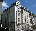 Jugendstilbau mit Erkerrisalit und Stuckdekor in der Herzogstraße 8