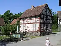 Zweiter gusseiserner Brunnen im Hessenpark vor dem Haus aus Launsbach