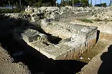 Erhaltener Teil des Walls mit Turmfundament.