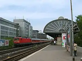 Bahnsteig bei Betrachtung vom östlichen Ende,links die durchführenden Fernbahngleise.