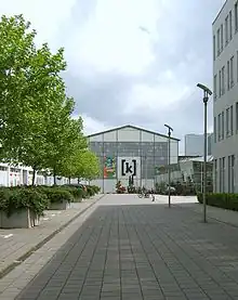 Kampnagel ist ein Bühnenkomplex in einer ehemaligen Fabrik, der zunächst vom Schauspielhaus genutzt wurde, heute finden hier zahlreiche Gastspiele und Festivals zur zeitgenössischen darstellenden Kunst statt.