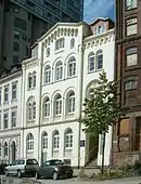 Schellerdamm 2A,1844/1845 als Kaufmannshaus (Kontor-, Lager- und Wohnbereich) erbaut, als mit dem Bahnhof und dem Binnenhafen der Schellerdamm sich zum Gewerbe und Industriestandort wandelte. Auf einen Zwischenhof folgt ein Speicher am Kanal.