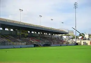 Spielfeld und Tribüne