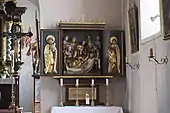 Rechter Seitenaltar mit dem Relief der Beweinung Christi