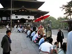 Der Hohepriester segnet Gläubige am Zenkō-ji.