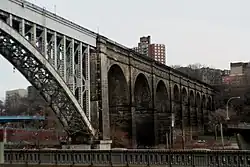Der Übergang der Stahlbrücke über dem Harlem River zu den ursprünglichen Steinbögen