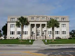 Highlands County Courthouse (2007). Das Courthouse wurde 1926 im Stile des Neoklassizismus errichtet und im August 1989 in das NRHP eingetragen.