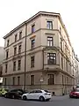 Hildegardstraße 8; Mietshaus, spätklassizistischer Eckbau, um 1860/70.