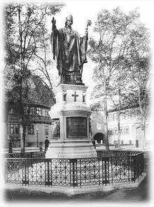 Bernwardsdenkmal auf dem Domhof in Hildesheim (1893)