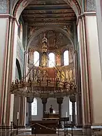 Der Radleuchter vor dem farbig ausgemalten Chor