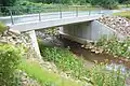 Über diese Brücke bei der Josefsmühle führt von der B 64 ein Forstweg in Richtung Kohlberg und Düsenberg. Die neue Brücke wurde 2010 errichtet. Davor stand hier diese Natursteinbrücke. Blick stromaufwärts. (23. Juli 2011)