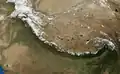 Satellitenaufnahme des Himalayas mit der schneebedeckten Hauptfrontalüberschiebung (Main Frontal Thrust)