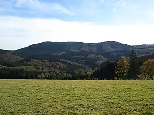 Himberg (links) undHoher Lehnberg (rechts) von Norden