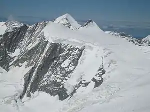 Hinteres und Grosses Fiescherhorn von Osten, dazwischen im Hintergrund der Mönch (2010). Links der dunkle Turm Pt. 3981.