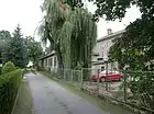 Hinter der Post (rechter Straßenrand: Postgelände)