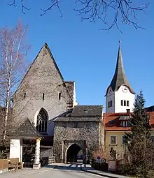 Das Hintereggertor aus dem 14. Jahrhundert mit der Stadtmauer