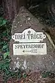 Wegweiserstein zur Drei-Tröge-Quelle und dem Speyererhof am Steigerweg