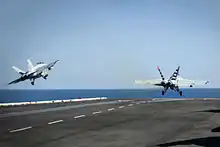 Zwei F/A-18F Super Hornets beim Abheben vom Flugdeck der USS Carl Vinson (CVN-70) im Oktober 2014