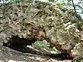 Weggebrochener und verkippter Rest des Bergfrieds